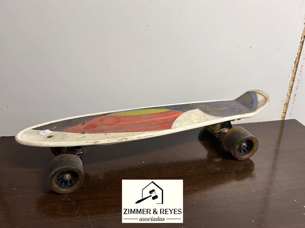 Patineta estilo retro con luces y ruedas negras