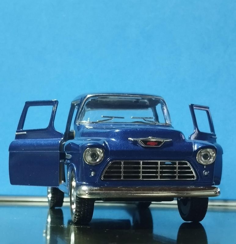 Lote siguiente: Camioneta Coleccionable Chevrolet 1955 en Escala 1/32