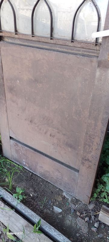 Puerta de madera con ventana y candado - imagen 4