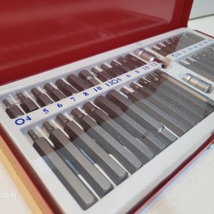 Juego de Puntas Intercambiables y Adaptadores en Caja Metálica Roja (41 Piezas) - imagen 3