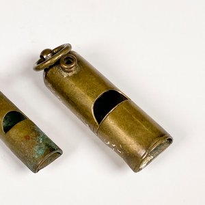 Dos Silbatos Antiguos de Bronce, Uno Estilo Policía - imagen 3