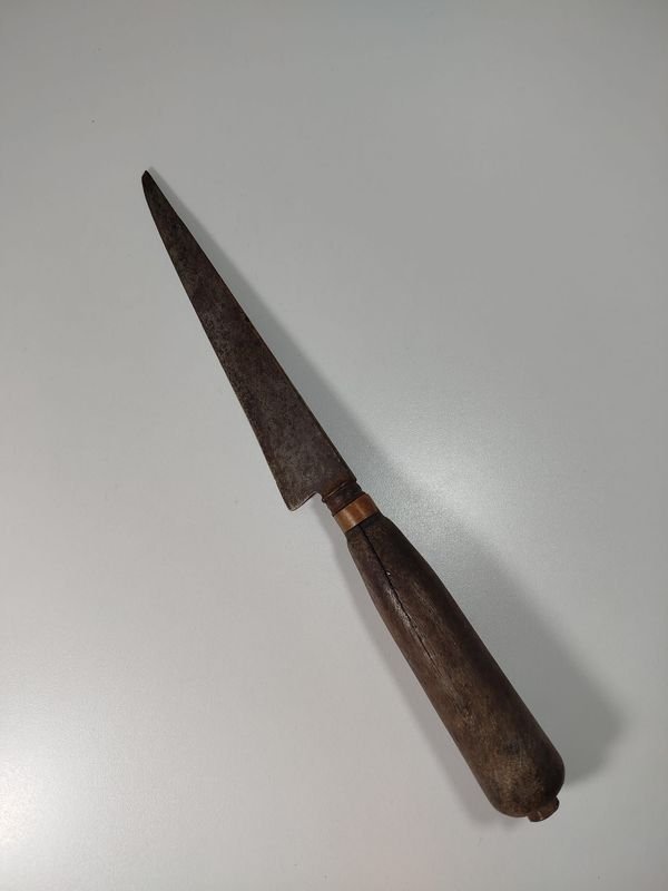 Antiguo cuchillo hoja negra con cabo de madera original - imagen 1
