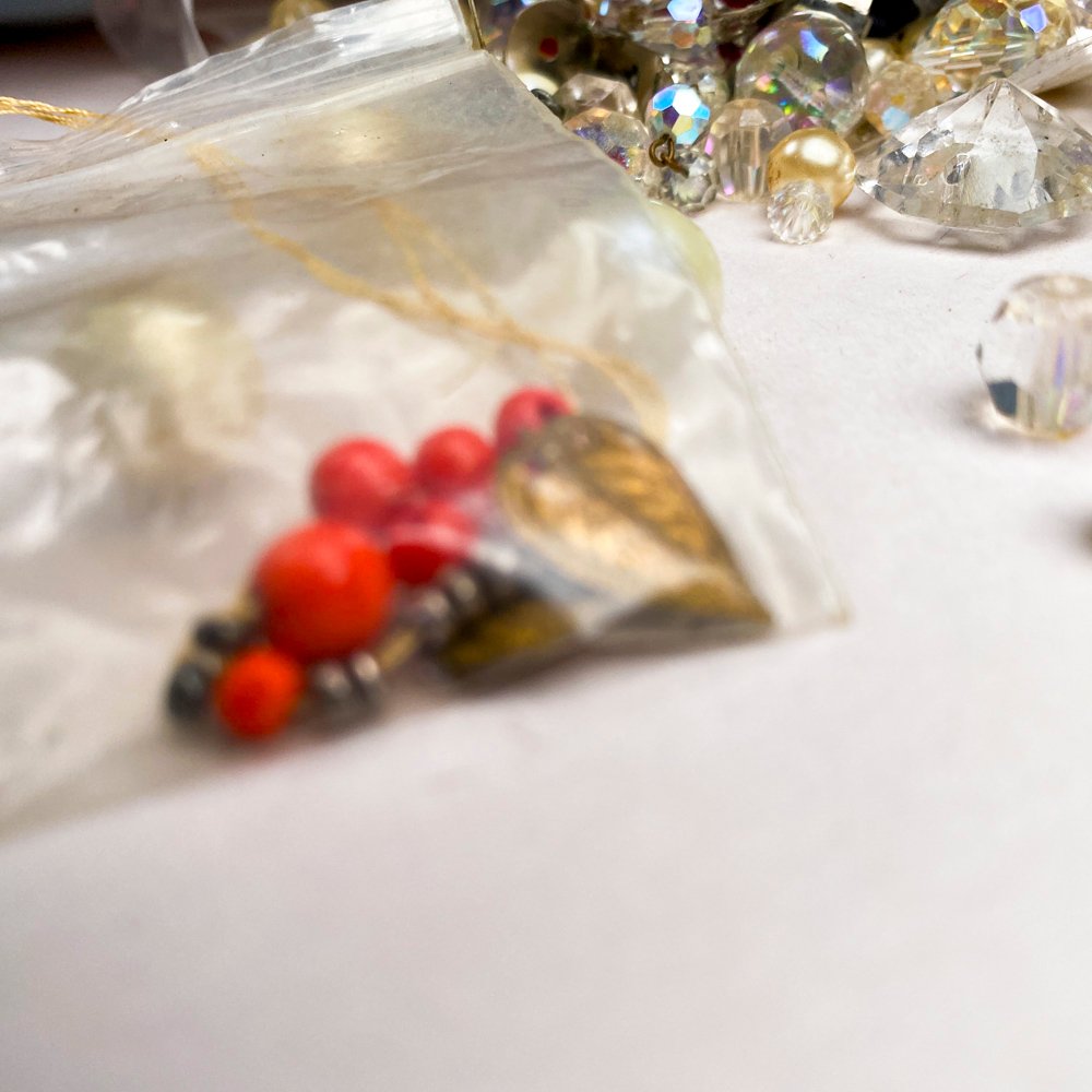 Lote de joyería con piedras y accesorios - imagen 4