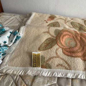 Frazada "La Aurora" de Lana con Diseño Floral y Colcha Estampada - imagen 1