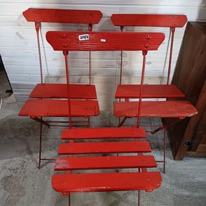 Lote siguiente: Lote de Tres Sillas Plegables Antiguas Rojas de Metal y Madera