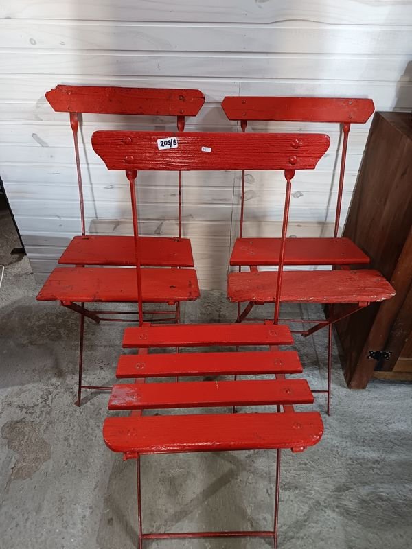 Lote de Tres Sillas Plegables Antiguas Rojas de Metal y Madera