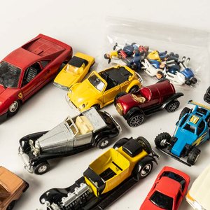 17 autitos colecciones varias (algunos con averias) y lote de muñequitos Playmobil. - imagen 2