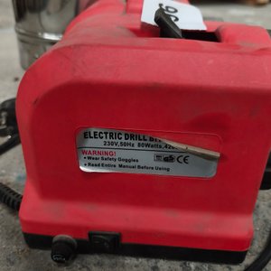 Equipo Eléctrico Rojo con Pieza Metálica Cilíndrica - imagen 2