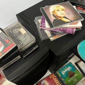 Equipo de Audio Kenwood con Parlantes y Mando a Distancia, Incluye CDs y Cassettes Varios - imagen 8