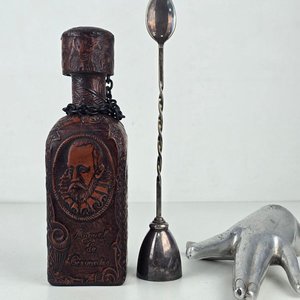 Botella Forrada en Cuero con Motivo Quijote y Cuchara Larga "Aurea" - imagen 1