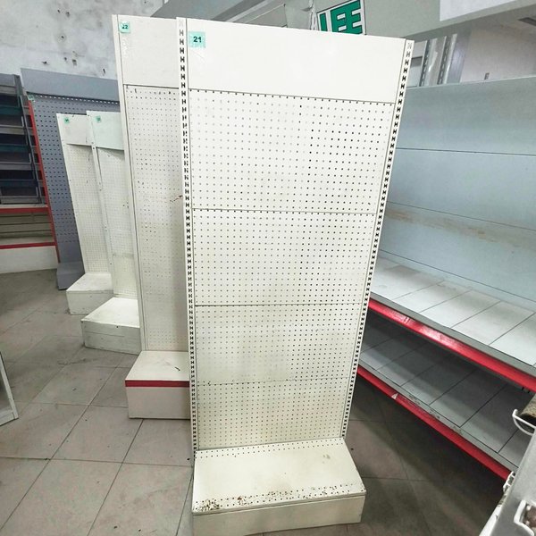 Exhibidor Blanco con Panel Perforado para Ferretería o Almacenamiento - imagen 1