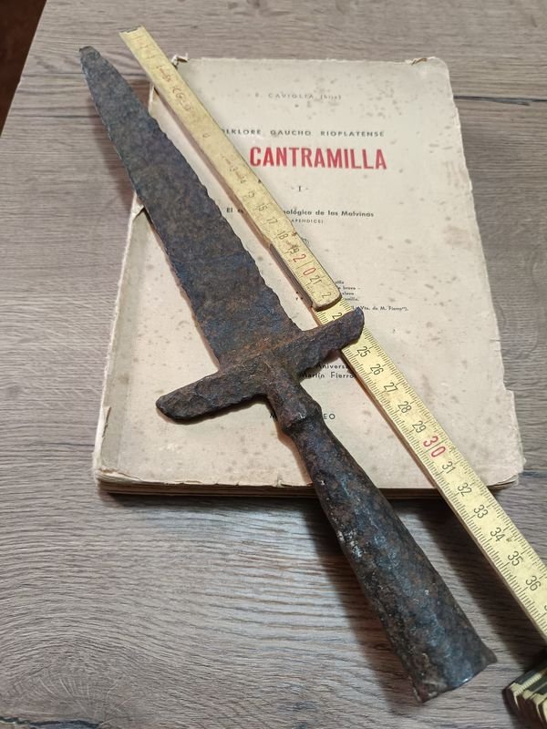 Lanza portuguesa antigua con libros y cuchillos - imagen 2
