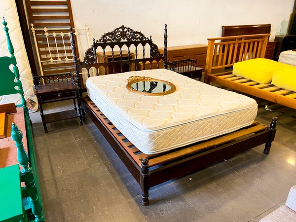 Juego de Cama Estilo Luis XV con Mesa de Luz y Espejo Ovalado - imagen 1