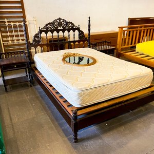 Lote anterior: Juego de Cama Estilo Luis XV con Mesa de Luz y Espejo Ovalado