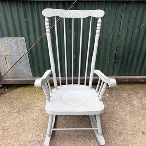 Lote siguiente: Mecedora Antigua de Madera Pintada de Gris
