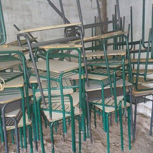 Conjunto de Mesas y Sillas Escolares Metálicas - imagen 2