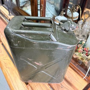 Bidón Metálico Militar Tipo Jerry Can Verde Oliva 20 Litros - imagen 3
