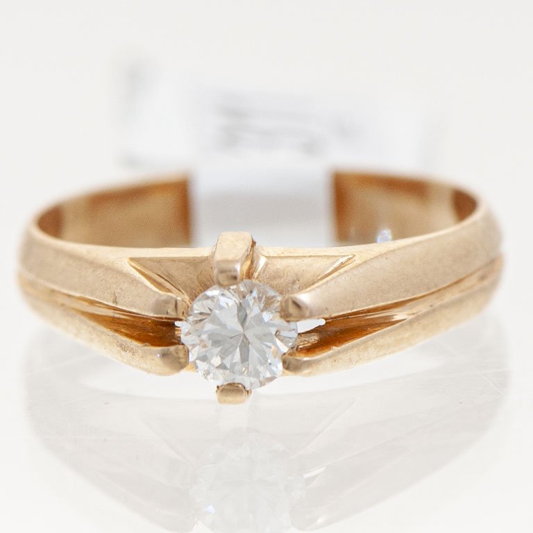 Lote anterior: Anillo de oro con diamante solitario