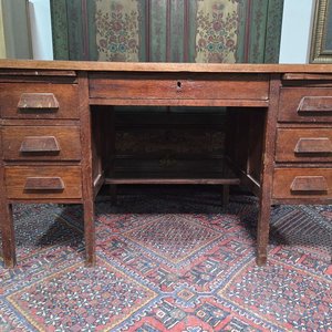 Lote siguiente: Escritorio Antiguo de Roble con Tapa de Chapa y Cajones