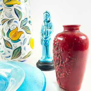 Conjunto de Cerámica y Vidrio: Florero Decorado, Figura y Dos Jarrones - imagen 3