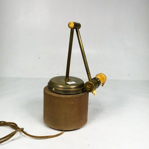 Aplique de Bronce con Brazo Abatible y Base de Madera - imagen 1
