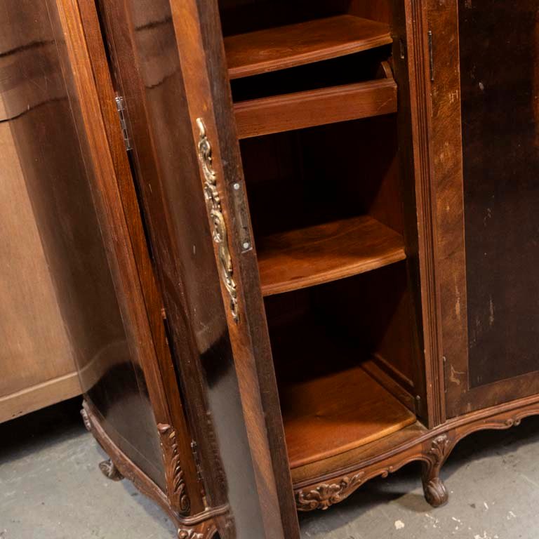 Ropero con estilo Luis XV y detalles de marquetería - imagen 3