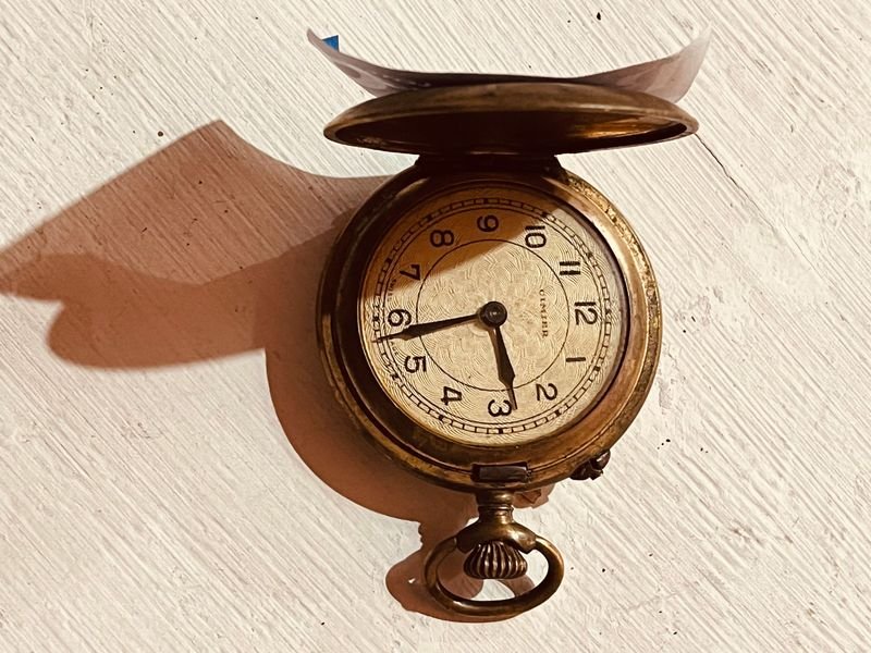 Reloj de bolsillo antiguo con detalles ornamentales - imagen 4