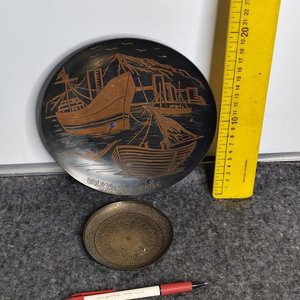 Lote siguiente: Plato Decorativo Metálico Cobreado "Valparaíso - Chile" y Despojador Bronce