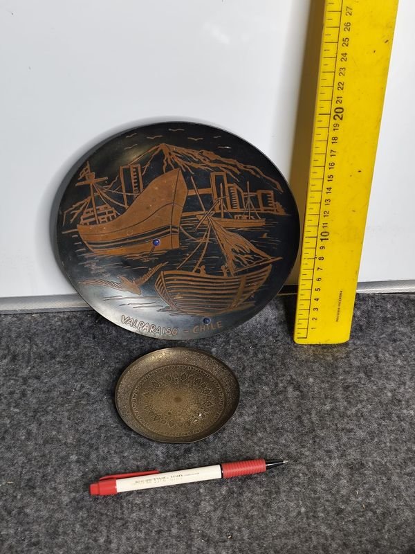 Plato Decorativo Metálico Cobreado "Valparaíso - Chile" y Despojador Bronce