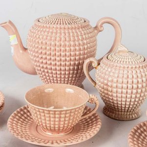 12 Piezas de té de loza japonesa rosada. Piezas craqueladas, tapa de la tetera con avería, asas de azucarera restauradas. Medidas: 8.5x5 cm - imagen 2