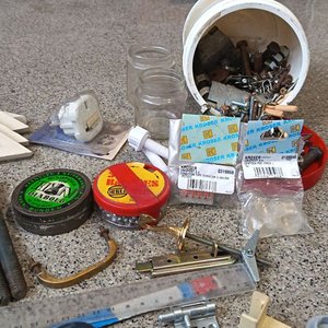 Lote de Bisagras, Tornillos, Tuercas y Varios Elementos de Ferretería - imagen 4