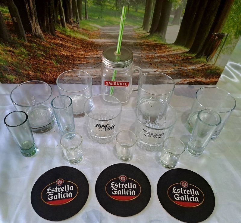 Lote siguiente: Colección de vidrio con vasos de whisky y publicidad
