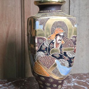 Lote anterior: Florero Oriental de Porcelana Japonesa Satsuma con Figuras y Detalles Dorados