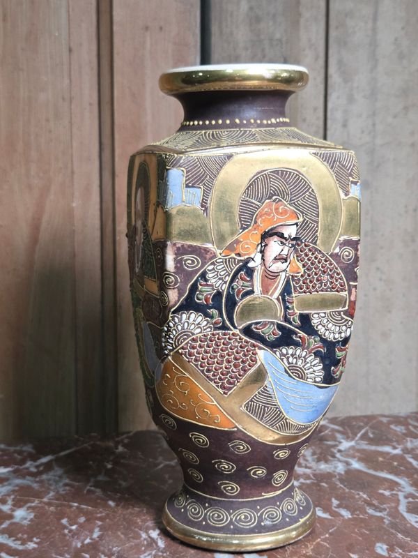 Florero Oriental de Porcelana Japonesa Satsuma con Figuras y Detalles Dorados