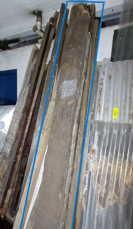 Lote siguiente: Tirantes de madera y metal para venta