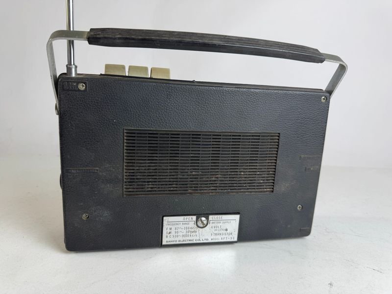 Antigua radio Sanyo en venta - imagen 9