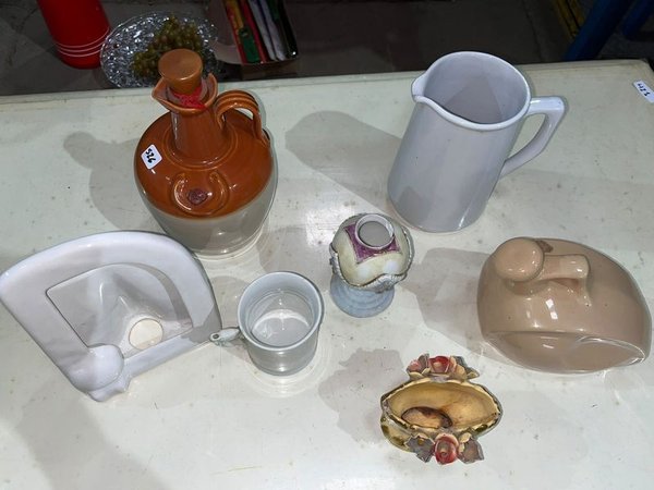 Lote de Adornos Varios: Jarra, Dispensador y Figuras Decorativas