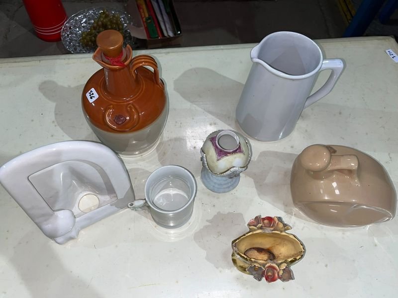 Lote de Adornos Varios: Jarra, Dispensador y Figuras Decorativas