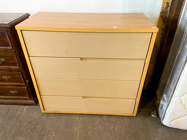 Cajonera de madera clara con 4 cajones