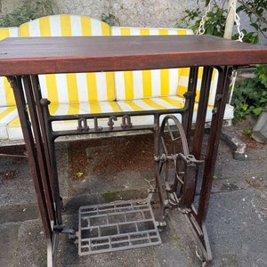Mesa Moderna con Base de Máquina de Coser Singer Antigua - imagen 1