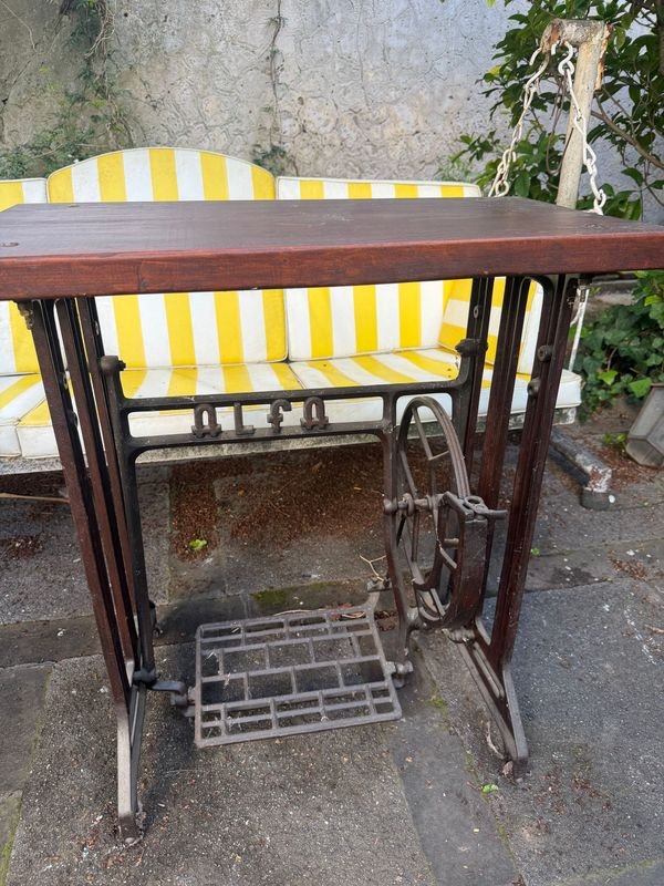 Mesa Moderna con Base de Máquina de Coser Singer Antigua