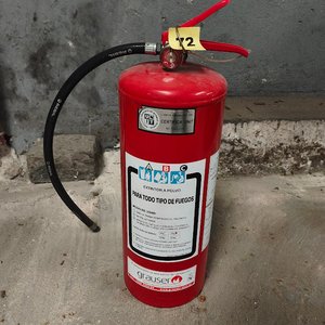 Extintor Portátil Rojo Grauser con Manómetro y Manguera - imagen 4
