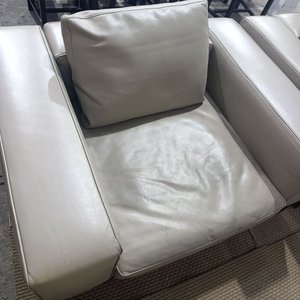 Sillón Contemporáneo "Camerich USA" en Cuero Gris con Base de Madera Maciza - imagen 2