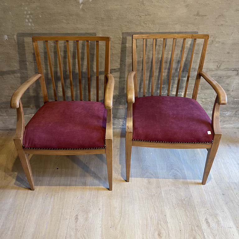 Lote anterior: Pareja de sillones americanos tapizados en pana bordo con tachas - Medidas: 56x50x85cm