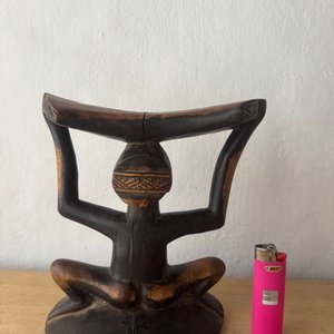 Figura africana de madera tallada - imagen 2