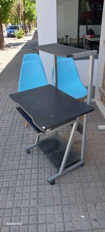 Escritorio con alzada de metal negro - imagen 2