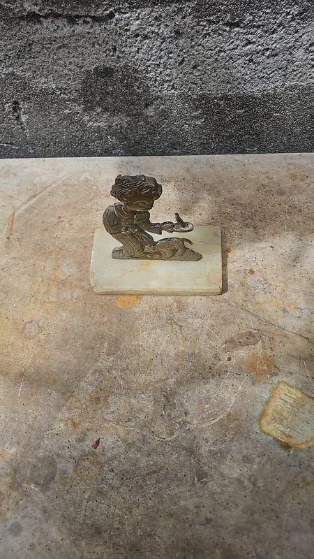 Adorno con fisonomia de niño con gato de bronce - imagen 3