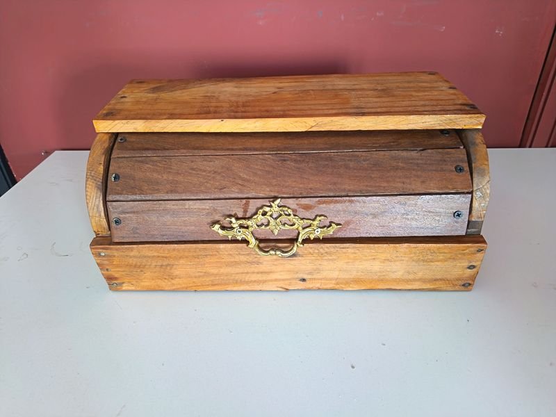 Panera de Madera con Herraje de Bronce
