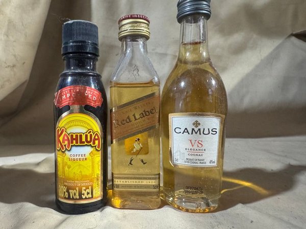 Lote de 3 Botellas de Licores Varios Selladas: Kahlúa, Johnnie Walker Red Label y Camus VS Elegance - imagen 1