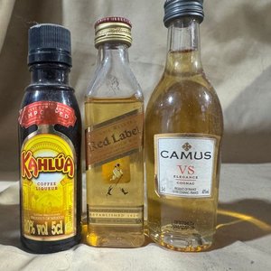 Lote de 3 Botellas de Licores Varios Selladas: Kahlúa, Johnnie Walker Red Label y Camus VS Elegance - imagen 1